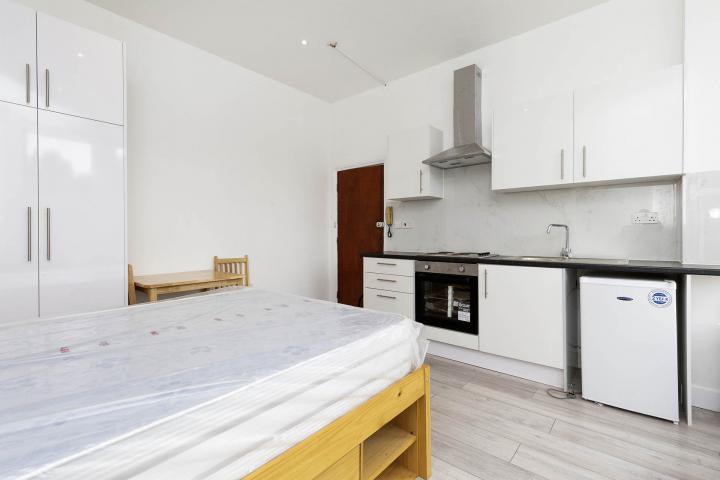 **Inclusive of Council tax, Gas+ Water** Ash Grove , Cricklewood (Inclusive of Council tax, Gas+ Water)